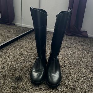Vionic size 11 boots. Only worn twice.